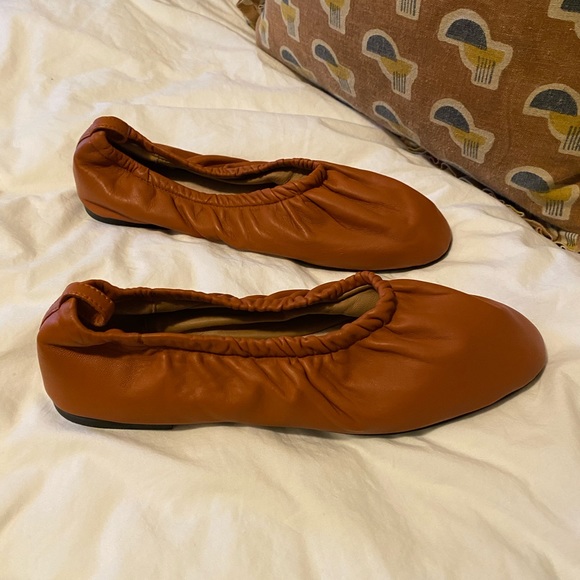 Everlane Scrunch Flat - Toffee - Picture 2 of 5